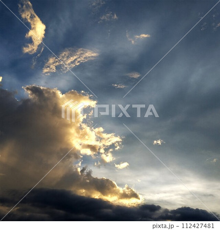 金色に輝く雲 112427481