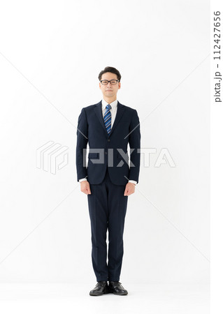 スーツ姿のビジネスマン スーツ姿のビジネスマン 112427656