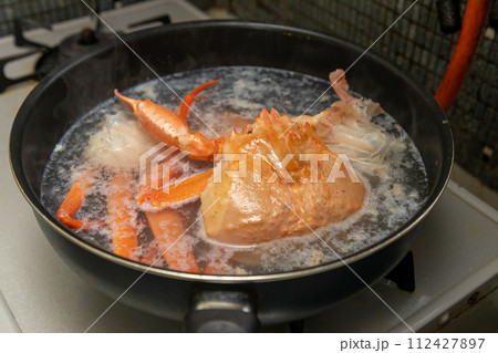 ベニズワイガニをボイルしている 112427897