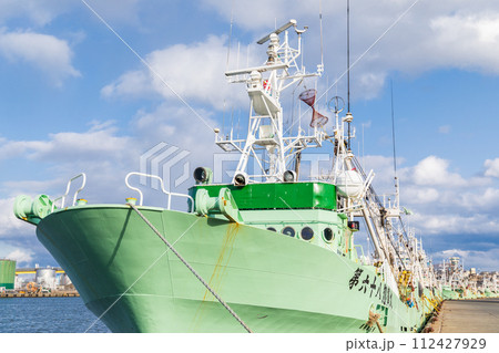 「青森県」八戸漁港に停留する漁船 「青森県」八戸漁港に停留する漁船 112427929