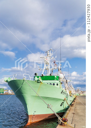 「青森県」八戸漁港に停留する漁船 「青森県」八戸漁港に停留する漁船 112427930
