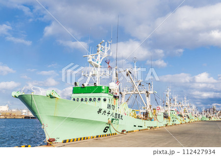 「青森県」八戸漁港に停留する漁船 「青森県」八戸漁港に停留する漁船 112427934