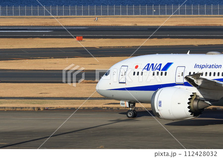 滑走路に向かう旅客機　ジェット機　空港　出発イメージ　出発イメージ 112428032
