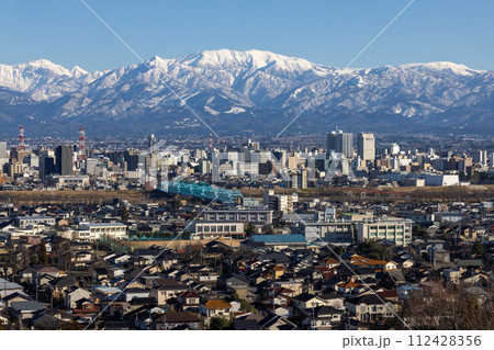 立山連峰をバックに走る新幹線 112428356