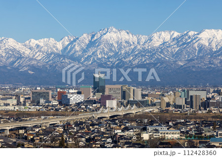 立山連峰をバックに走る新幹線 立山連峰をバックに走る新幹線 112428360