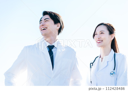 未来を作る若い男性と女性のドクター 未来を作る若い男性と女性のドクター 112428486