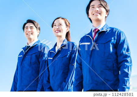 未来を見つめる物流センターで働くロジチーム 未来を見つめる物流センターで働くロジチーム 112428501