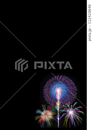 夜空に広がる花火。夏と花火大会のイメージ。 112428646