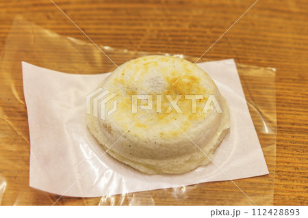 美味しそうな焼きたてのお菓子　梅ヶ枝餅 112428893