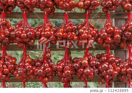 赤くて綺麗な沢山の瓢箪 112428895