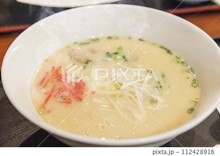 温かくて美味しそうな豚骨ラーメン 温かくて美味しそうな豚骨ラーメン 112428916