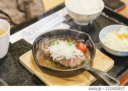 鉄鍋で調理した牛肉のステーキ 鉄鍋で調理した牛肉のステーキ 112428917