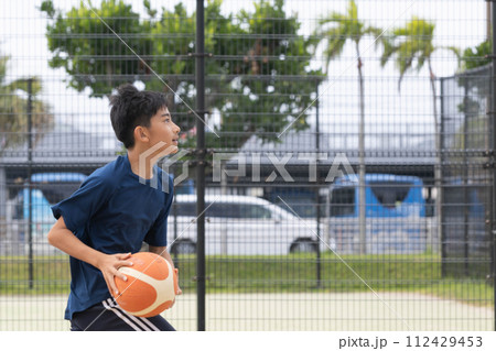 バスケットボールをする少年 112429453