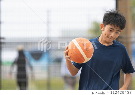 バスケットボールをする少年 112429458