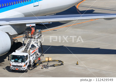 ジェット機への給油 燃料補給 ジェット燃料 空港業務 ジェット機への給油 燃料補給 ジェット燃料 空港業務 112429549