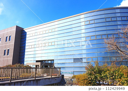 長野県松本市、松本市中央図書館の風景 112429949