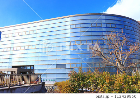 長野県松本市、松本市中央図書館の風景 112429950