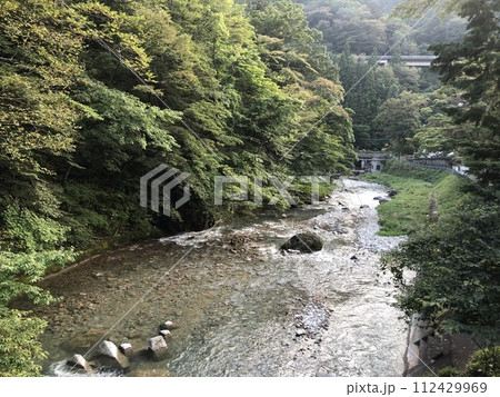 夕方に見る日本の美しい川 112429969