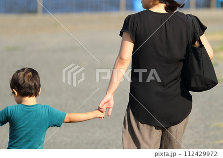 つないだ手　家族　親子　後姿　お出かけ 112429972