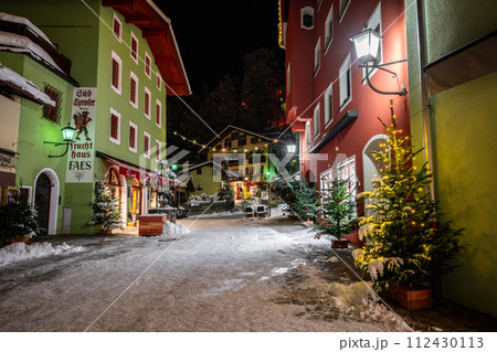 ドイツ クリスマスシーズンのベルヒテスガーデンの街並み ドイツ クリスマスシーズンのベルヒテスガーデンの街並み 112430113