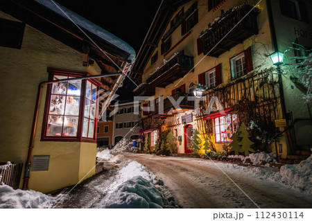 ドイツ　クリスマスシーズンのベルヒテスガーデンの街並み 112430114