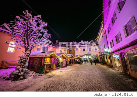 ドイツ　クリスマスシーズンのベルヒテスガーデンの街並み 112430116
