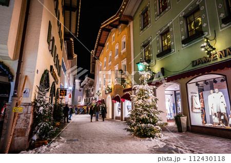 ドイツ　クリスマスシーズンのベルヒテスガーデンの街並み 112430118