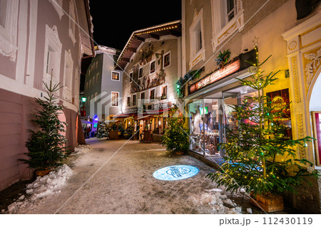 ドイツ　クリスマスシーズンのベルヒテスガーデンの街並み 112430119