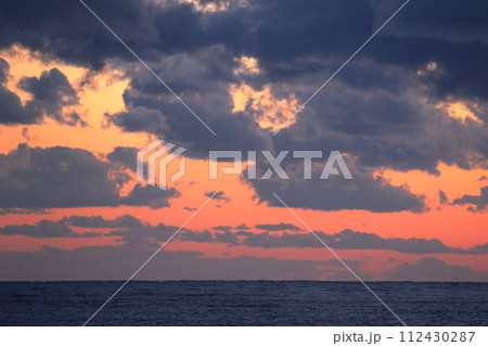 夕暮れどきの色づいた海岸風景 夕暮れどきの色づいた海岸風景 112430287