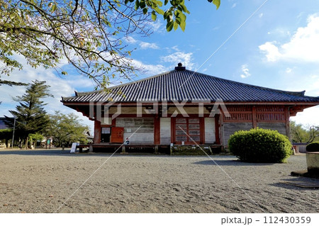 浄土寺の境内で国宝の浄土堂が見える風景　兵庫県小野市 112430359