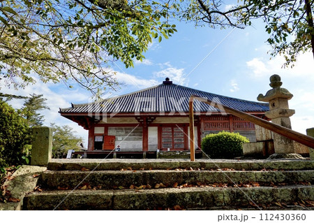 浄土寺の境内で国宝の浄土堂が見える風景 兵庫県小野市 浄土寺の境内で国宝の浄土堂が見える風景 兵庫県小野市 112430360
