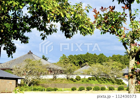 浄土寺浄土堂が木の枝越しに見える遠景 兵庫県小野市 浄土寺浄土堂が木の枝越しに見える遠景 兵庫県小野市 112430373