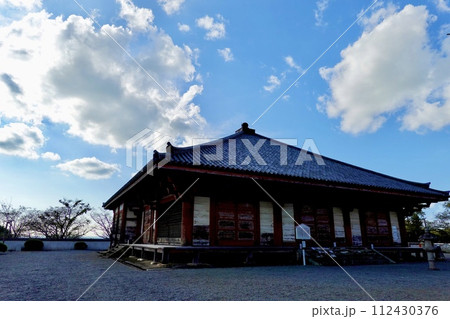 浄土寺の境内で国宝の浄土堂が見える風景　兵庫県小野市 112430376