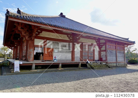 浄土寺の境内で国宝の浄土堂が見える風景　兵庫県小野市 112430378