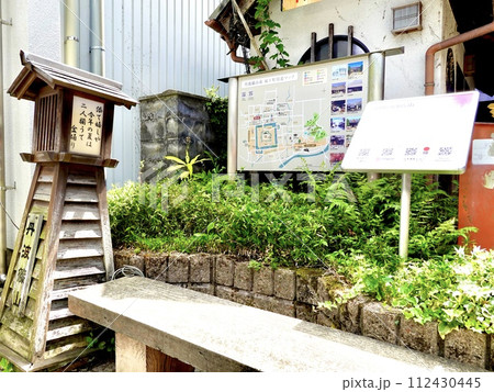 城下町周遊マップの看板とベンチがある風景 兵庫県丹波篠山市 城下町周遊マップの看板とベンチがある風景 兵庫県丹波篠山市 112430445