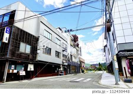 丹波篠山の二階町通りの商店街の風景 兵庫県丹波篠山市 丹波篠山の二階町通りの商店街の風景 兵庫県丹波篠山市 112430448