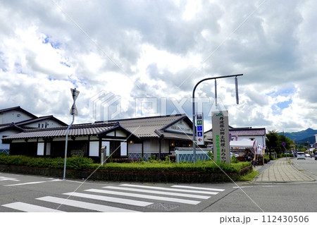 JA特産館ささやまの看板と建物の風景　兵庫県丹波篠山市 112430506