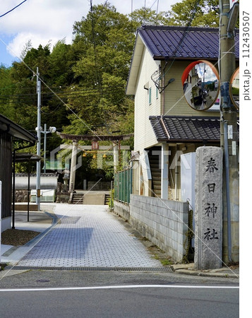 丹波篠山 二階町の春日神社の石碑と参道の風景 兵庫県丹波篠山市 丹波篠山 二階町の春日神社の石碑と参道の風景 兵庫県丹波篠山市 112430507