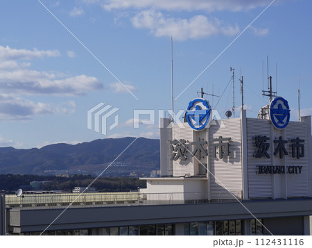 茨木市役所と空をおにクルから眺める 112431116