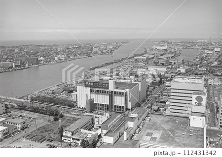 レインボータワーから見た約36年前【1988年頃】の新潟市の風景 (モノクロフィルム撮影) レインボータワーから見た約36年前【1988年頃】の新潟市の風景 (モノクロフィルム撮影) 112431342