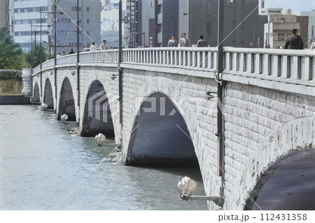 約36年前【1988年頃】の新潟市萬代橋の風景 (モノクロ写真からカラー化) 112431358