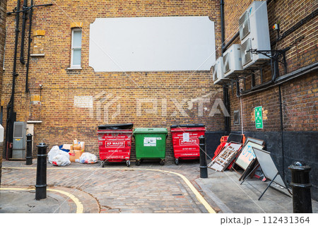 ロンドン 路地のゴミ置き場 ロンドン 路地のゴミ置き場 112431364