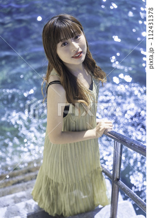 海を満喫する若い女性 海を満喫する若い女性 112431378
