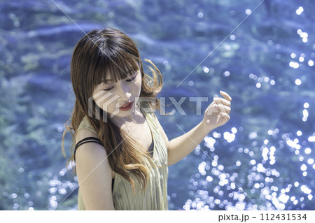海を満喫する若い女性 112431534