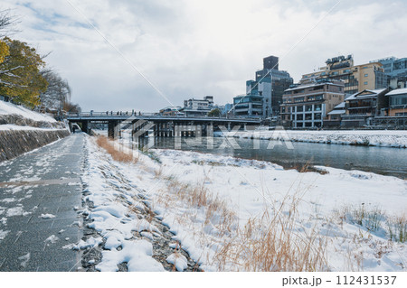 京都 鴨川の雪景色 京都 鴨川の雪景色 112431537
