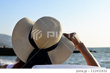 Young woman floating on water in swimming pool 112431632