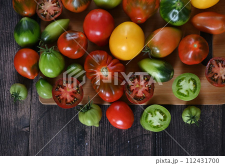 Fresh sliced tomatoes on black background, copy space 112431700
