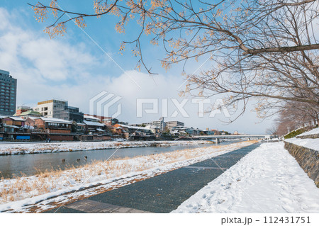 京都 鴨川の雪景色 112431751