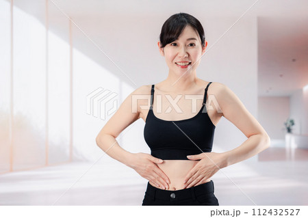ダイエットの効果を実感して喜ぶ若い女性 112432527