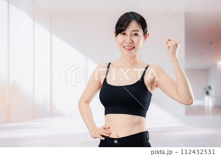 ダイエットの効果を実感して喜ぶ若い女性 ダイエットの効果を実感して喜ぶ若い女性 112432531